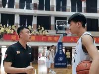 杏彩体育-比赛中间休息时各队球员交流，学习彼此经验