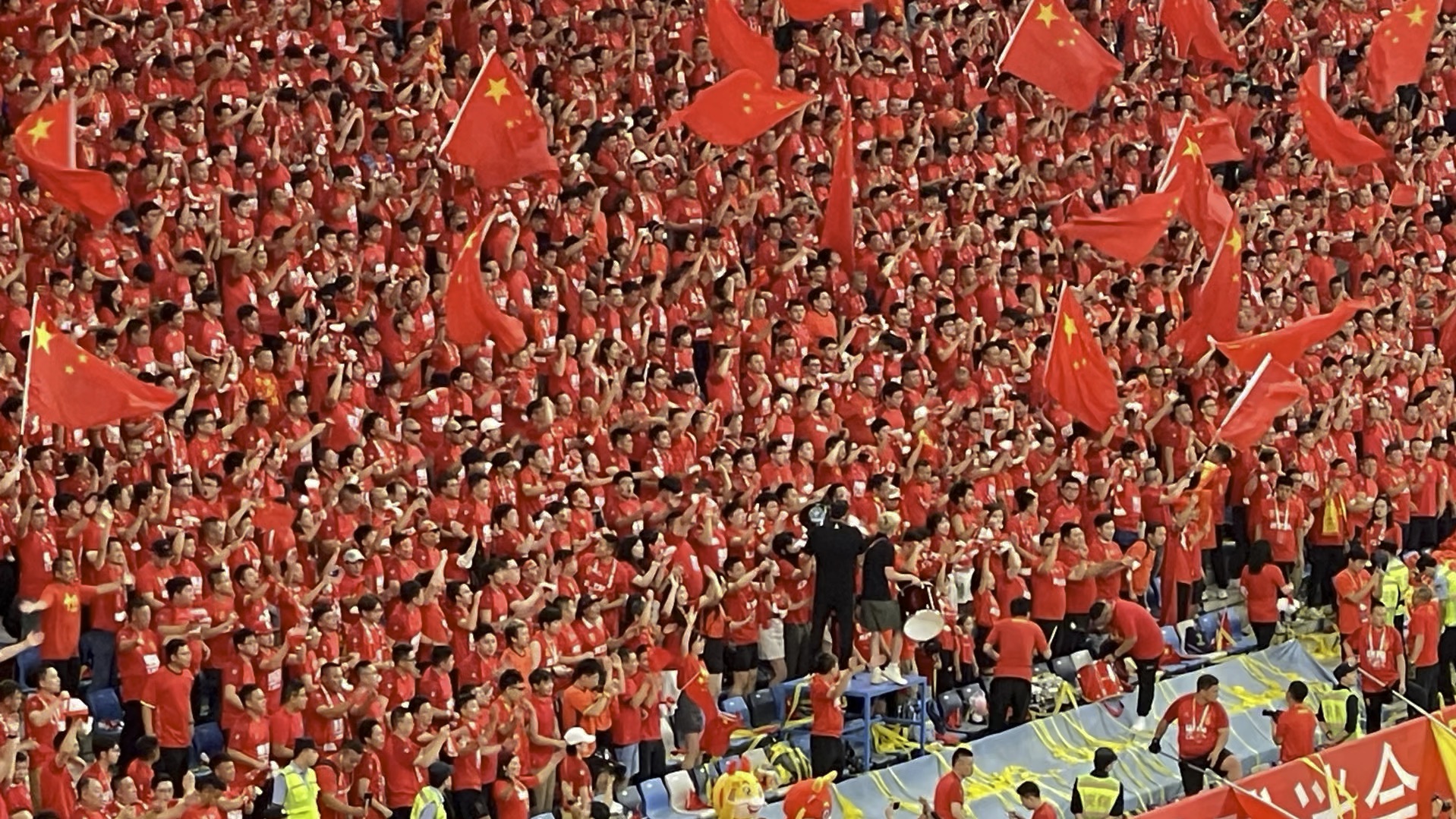 鹿岛鹿角球迷现场助威，球队斗志昂扬的简单介绍