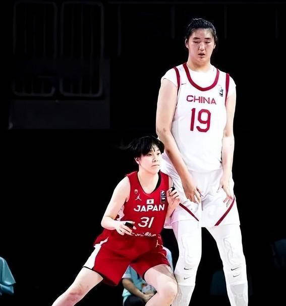 中国女篮平均年龄25.4岁选材着眼于洛杉矶奥运会FIBA发布中国女篮写真张子宇韩旭搞怪的简单介绍
