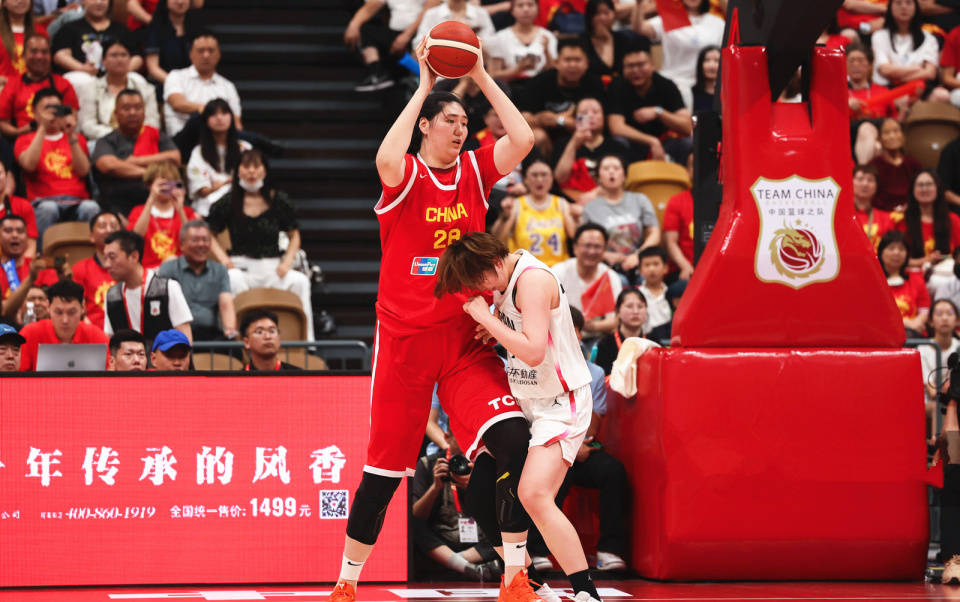 无解！张子宇8中8狂砍18分“双塔”组合登场奠定胜局的简单介绍