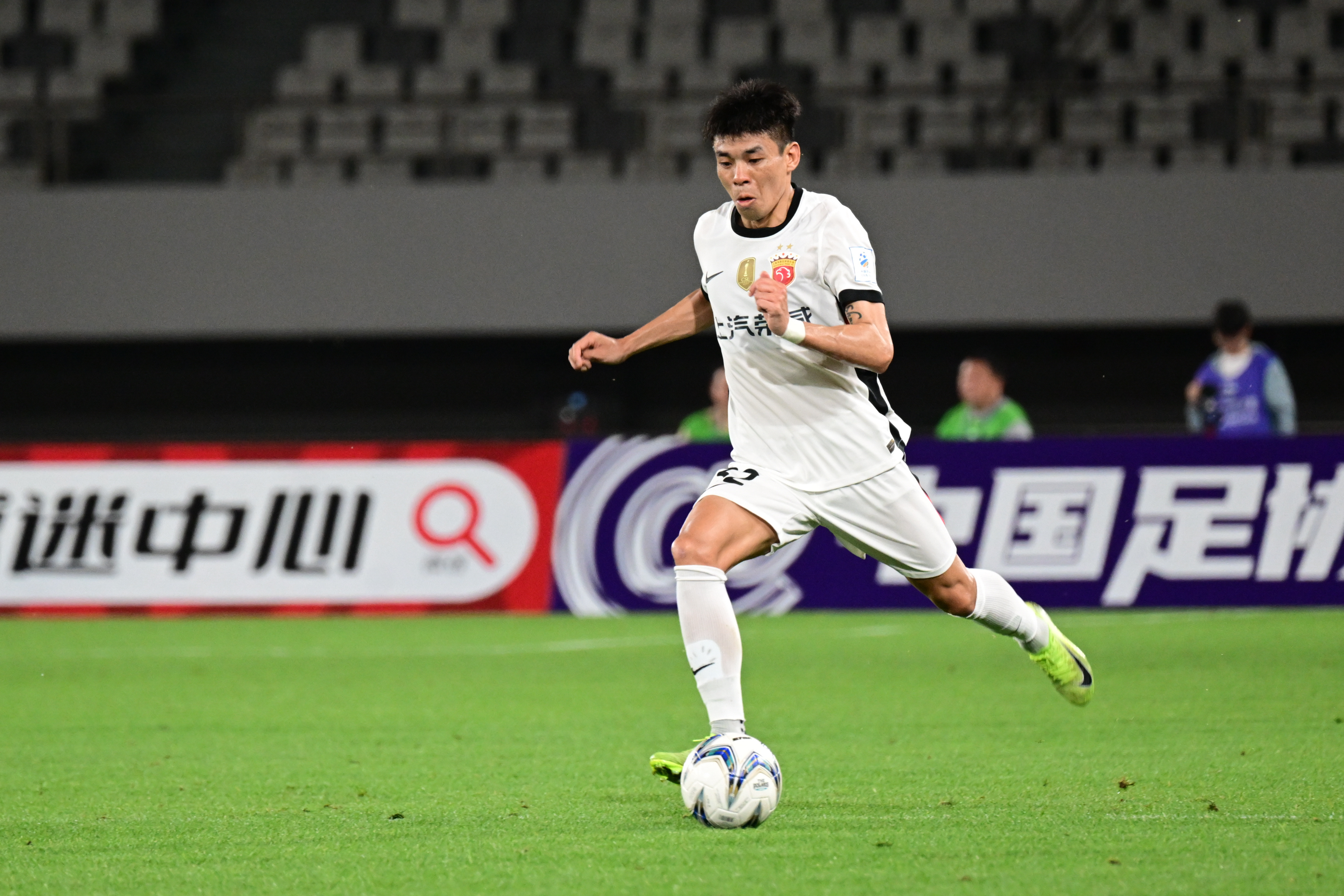 包含国足东亚杯遗珠上海海港2-1逆转深圳李新翔19岁连续3轮中超破门的词条