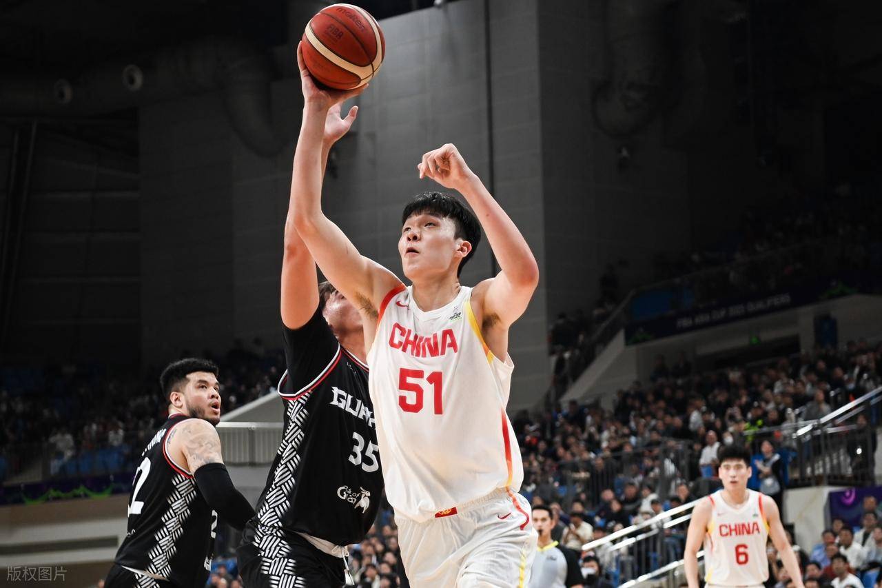关于杨瀚森高位策应传球失误被换下，双手掩面略显沮丧的信息