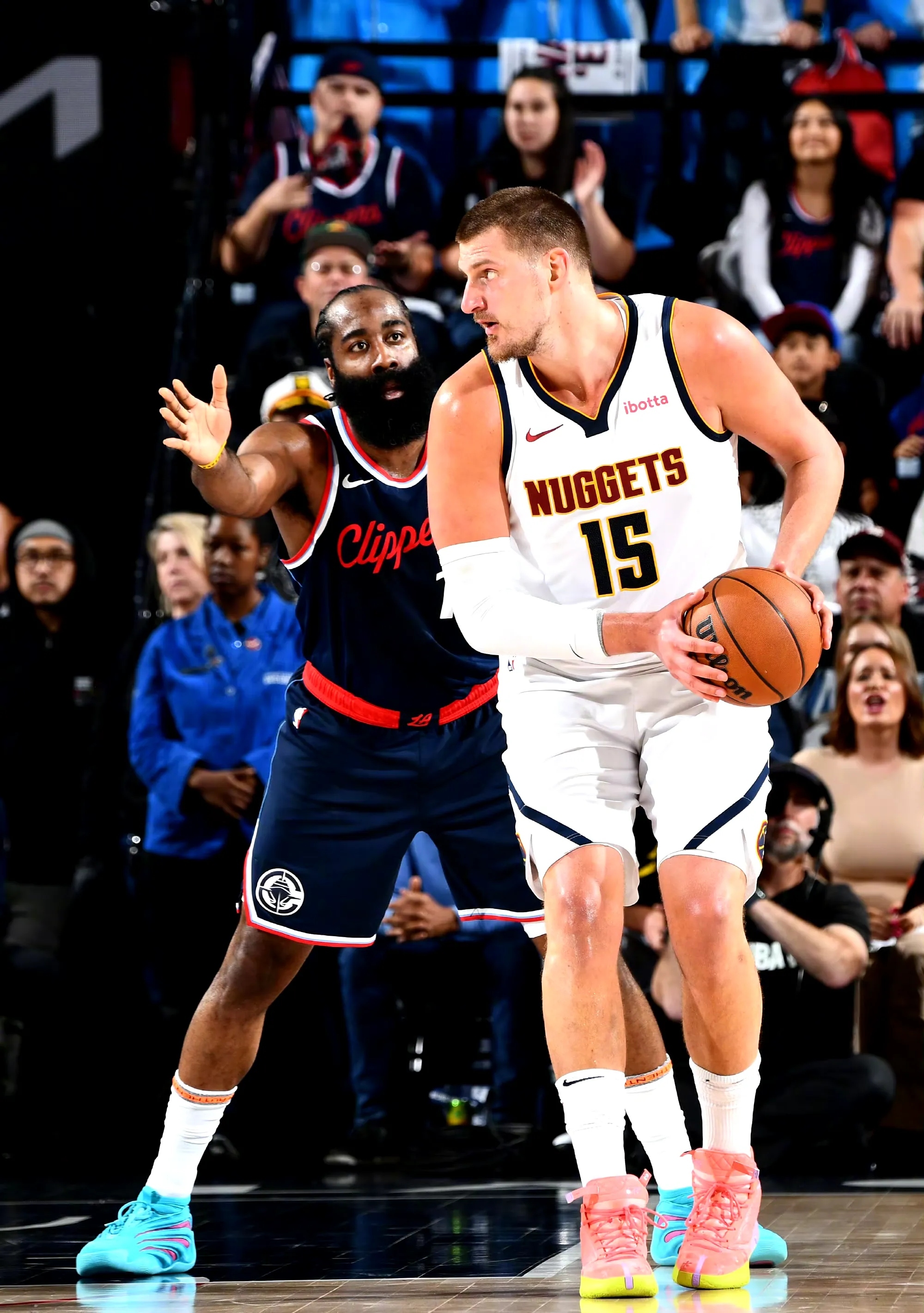 包含詹姆斯考虑换队为何难实现?NBA劳资协议扼杀交易的词条