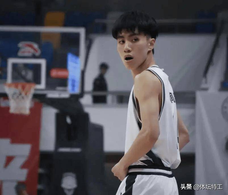个人集锦无解小抛投！华侨大学叶润峰CUBAL八强赛得到21分2助攻的简单介绍